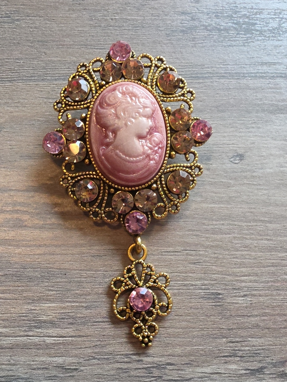 Vintage-Inspired Pink Cameo Brooch Pendant - Unbranded